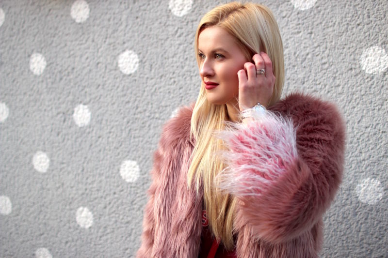fake fur jacke rosa pink, armbanduhr, blonde haare