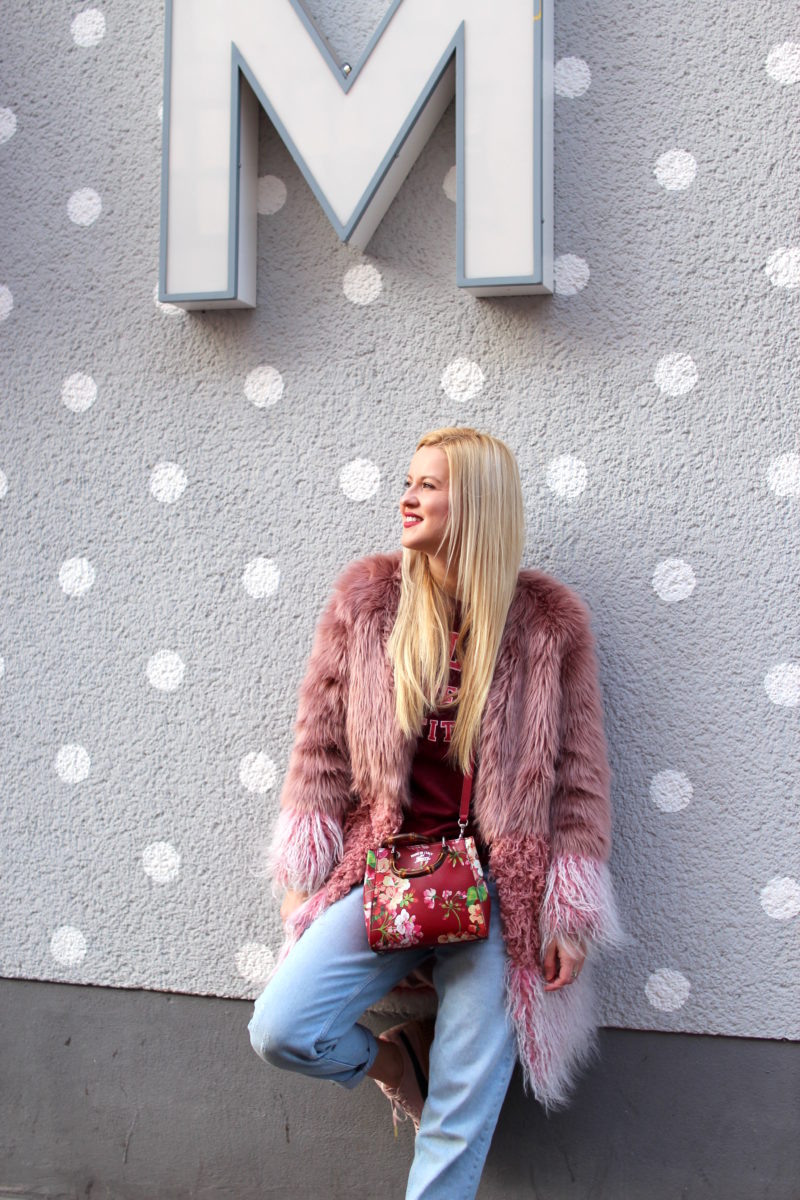 fake fur mantel pink, gucci handtasche, jeans