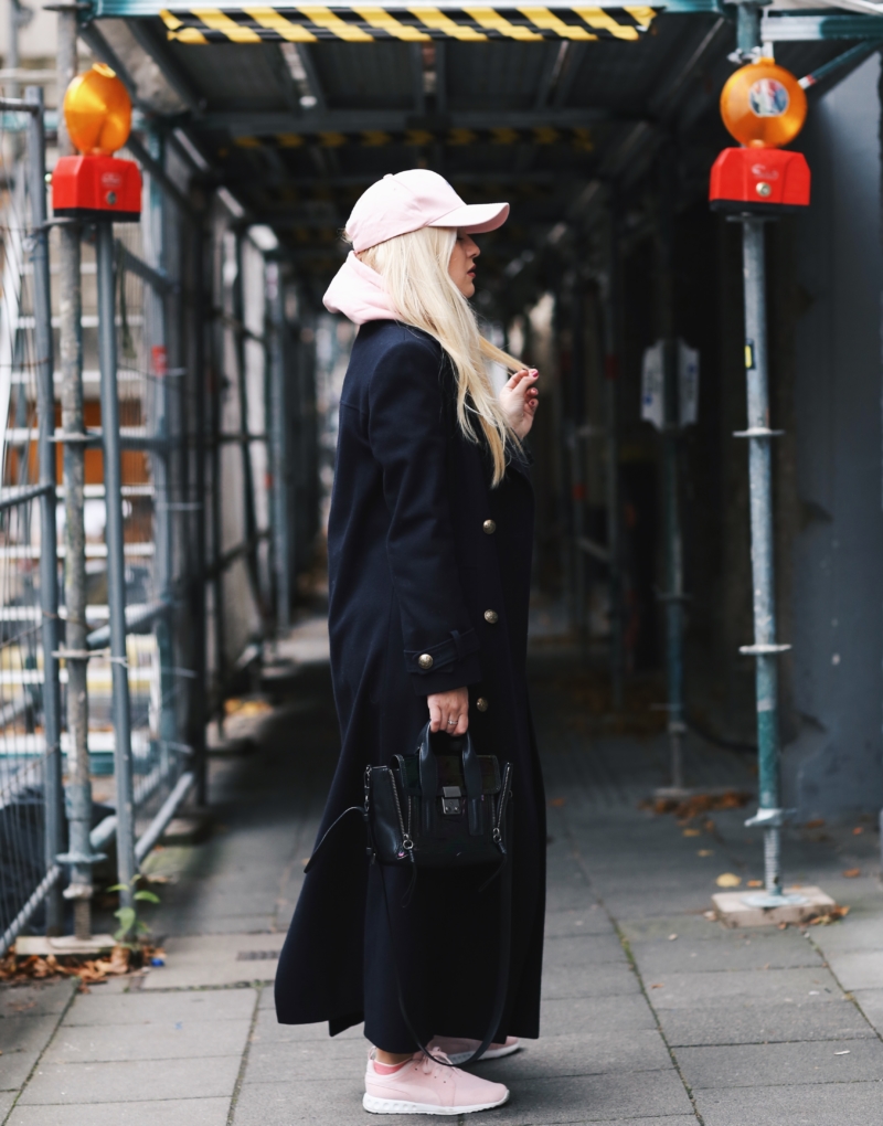 lässiger streetstyle in rosa und blau, langer xxl mantel