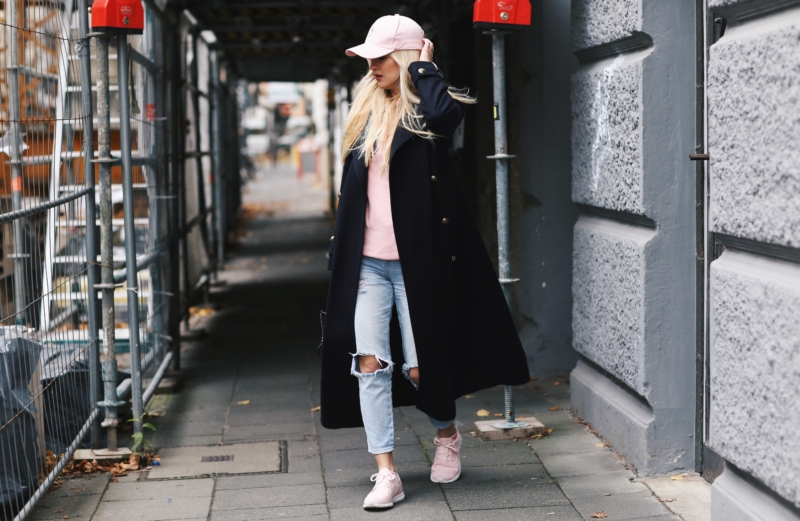 ripped jeans, rose pink cap, long xxl coat, rose sneaker