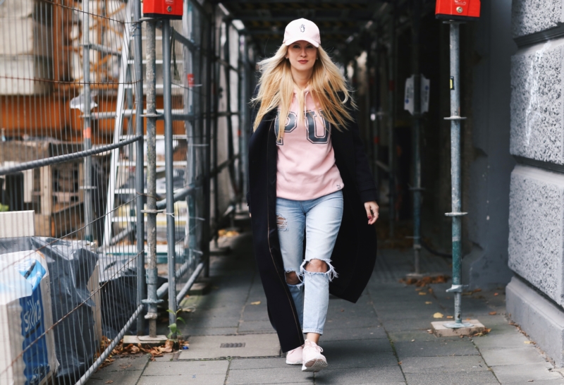 langer mantel, rosa hoodie, helle jeans, kappe, casual style