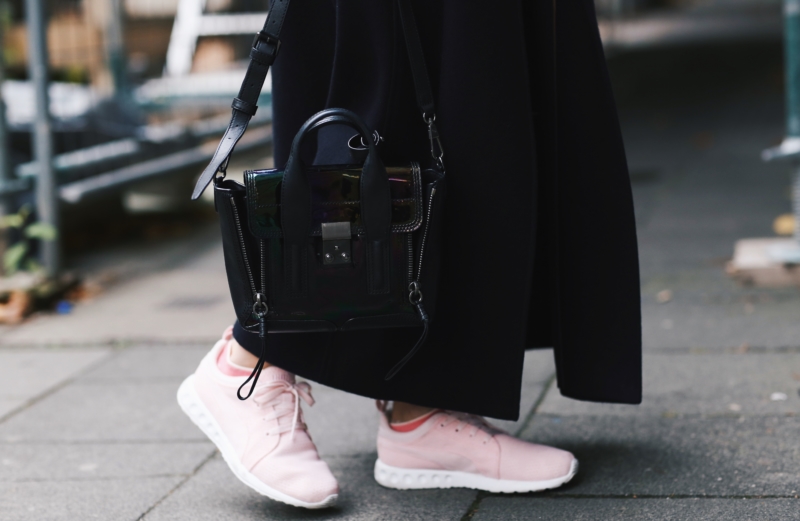 rosa puma sneaker, schwarze handtasche