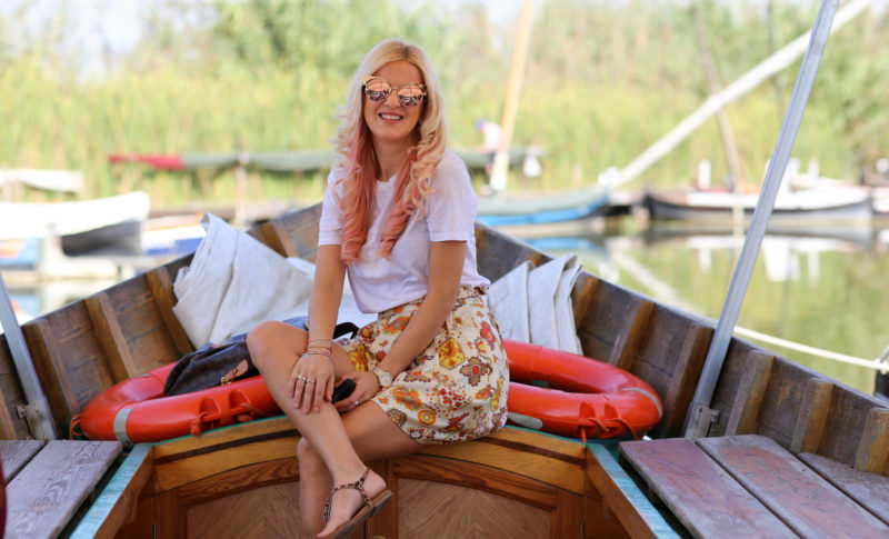 albufeira boat tour, blond, pink ombre, weißes shirt, bunter rock