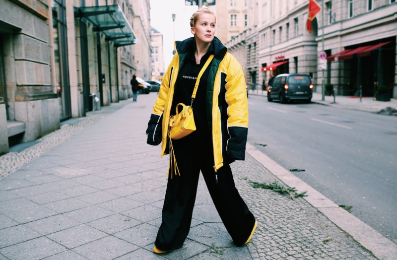 gelb, trendfarbe, oversize jacke, schwarze hose, gelbe sneaker
