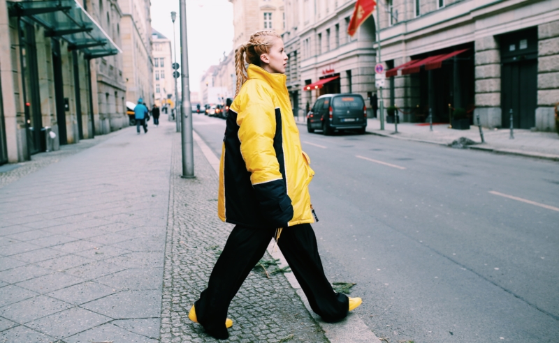 gelb und schwarz, xxl winterjacke tommy hilfiger, blonde zöpfe