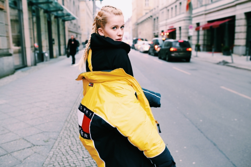 tommy hilfiger jacke, logodruck, gelb und schwarz