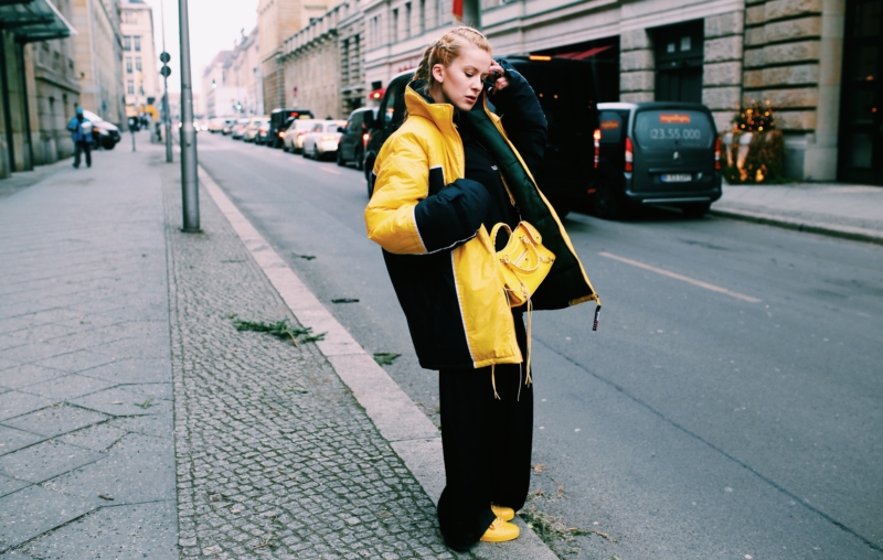 hilfiger gelbe winterjacke, oversize, schwarze hose, gelbe sneaker