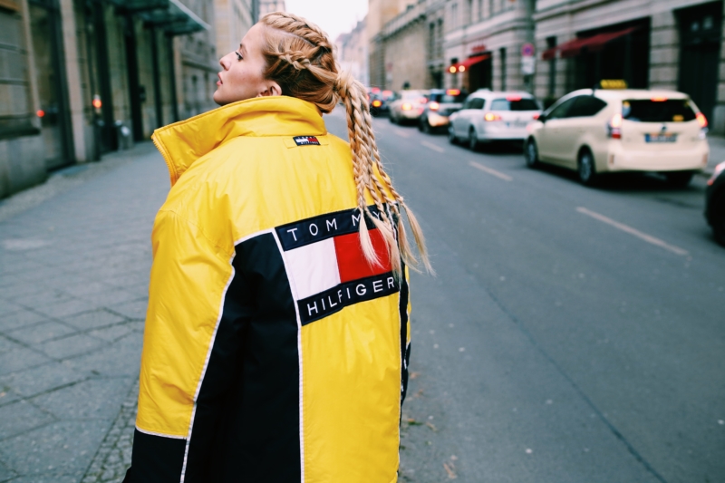 flechtfrisur, tommy hilfiger winterjacke xxl, gelb schwarz