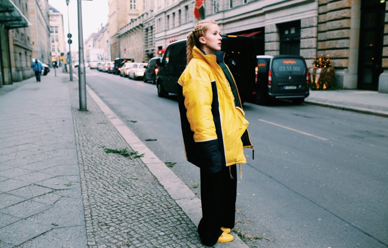 tommy hilfiger jacke übergroß, schwarze weite hose, gelbe turnschuhe