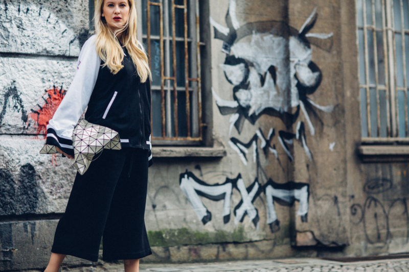 Mauer mit Grafitti, Puma Look, Kimono Sweatjacke, weite Hose