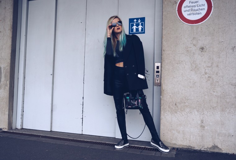 dip dye blau blue haare hair directions tönung blue lagoon blogwalk palina pralina buffalo blogger köln shooting blogger fashion street style köln Oversized Blazer Lederhose Maison Martin Margiela schwarz H&M Crop Top Alexander Wang H&M grau Glitzer Slip Ons Buffalo grau Tasche 3.1 Phillip Lim schwarz Sonnenbrille Wolfgang Proksch black