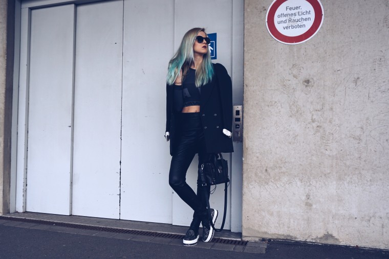 dip dye blau blue haare hair directions tönung blue lagoon blogwalk palina pralina buffalo blogger köln shooting blogger fashion street style köln Oversized Blazer Lederhose Maison Martin Margiela schwarz H&M Crop Top Alexander Wang H&M grau Glitzer Slip Ons Buffalo grau Tasche 3.1 Phillip Lim schwarz Sonnenbrille Wolfgang Proksch black