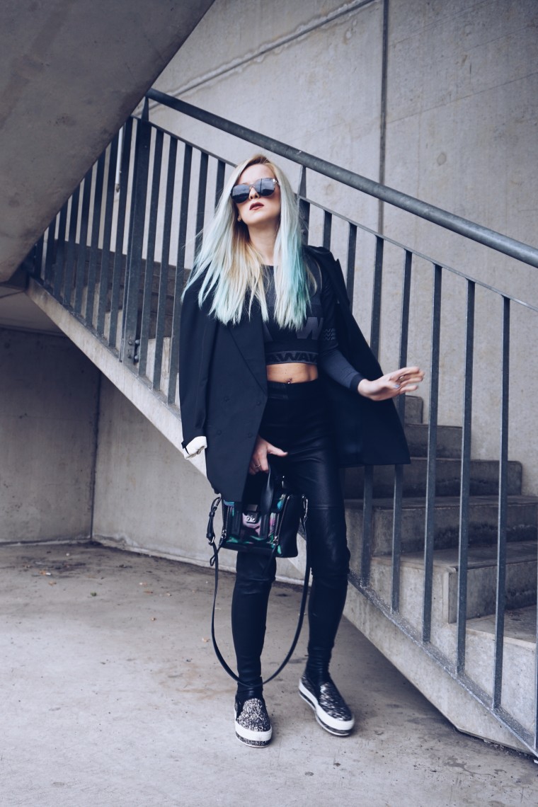 dip dye blau blue haare hair türkis directions tönung blue lagoon blogwalk palina pralina buffalo blogger köln shooting blogger fashion street style köln Oversized Blazer Lederhose Maison Martin Margiela H&M Crop Top Alexander Wang H&M Glitzer Slip Ons Buffalo grau Tasche 3.1 Phillip Lim Sonnenbrille Wolfgang Proksch black