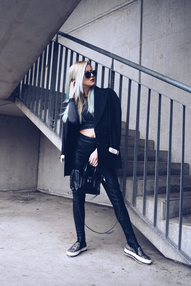 dip dye blau blue haare hair directions tönung blue lagoon blogwalk palina pralina buffalo blogger köln shooting blogger fashion street style köln Oversized Blazer Lederhose Maison Martin Margiela schwarz H&M Crop Top Alexander Wang H&M grau Glitzer Slip Ons Buffalo grau Tasche 3.1 Phillip Lim schwarz Sonnenbrille Wolfgang Proksch black