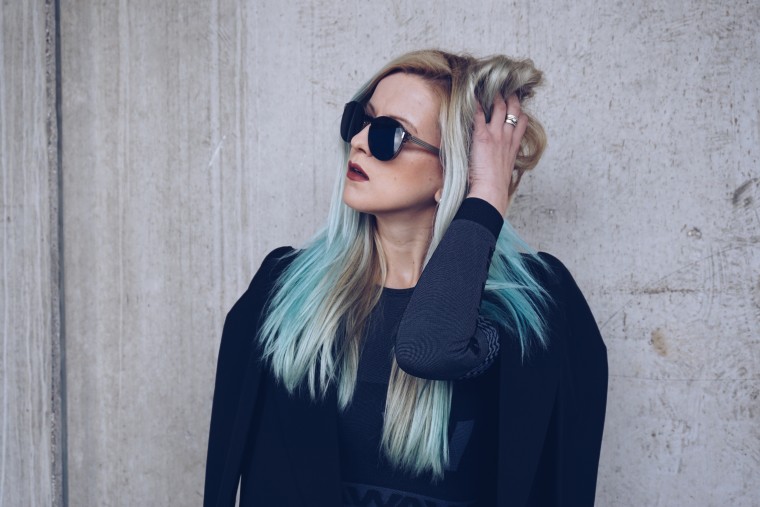 Crop Top Alexander Wang H&M Sonnenbrille Wolfgang Proksch dip dye blau haare hair blue lagoon directions tönung