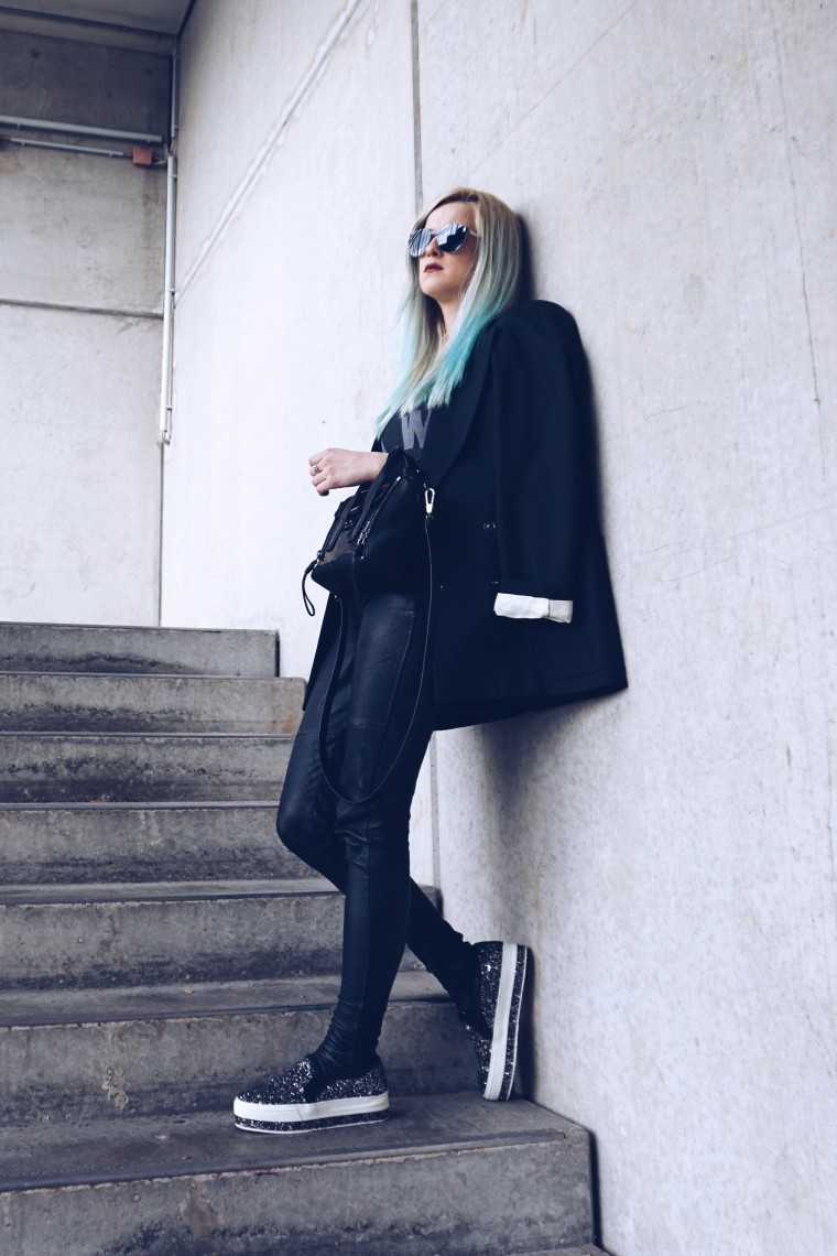 blogwalk blogger palina pralina buffalo köln shooting blogger fashion street style köln schwarz Oversized Blazer Lederhose Maison Martin Margiela H&M Crop Top Alexander Wang H&M Glitzer Slip Ons Buffalo Tasche 3.1 Phillip Lim Sonnenbrille Wolfgang Proksch black dip dye blue blau haare hair