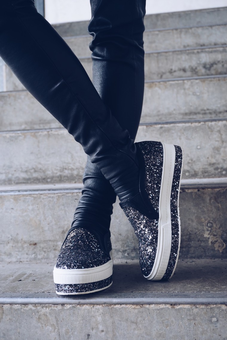 Buffalo Plateau Slip On in anthrazit glitzer silber grau