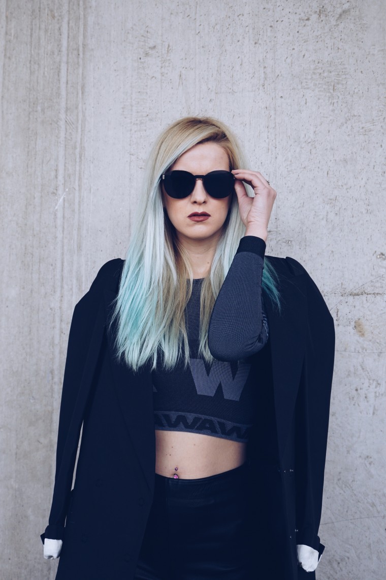 Crop Top Alexander Wang H&M Sonnenbrille Wolfgang Proksch dip dye blau haare hair blue lagoon directions tönung