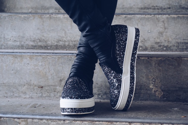 Buffalo Plateau Slip On in anthrazit glitzer silber grau palina pralina schuhe blogwalk