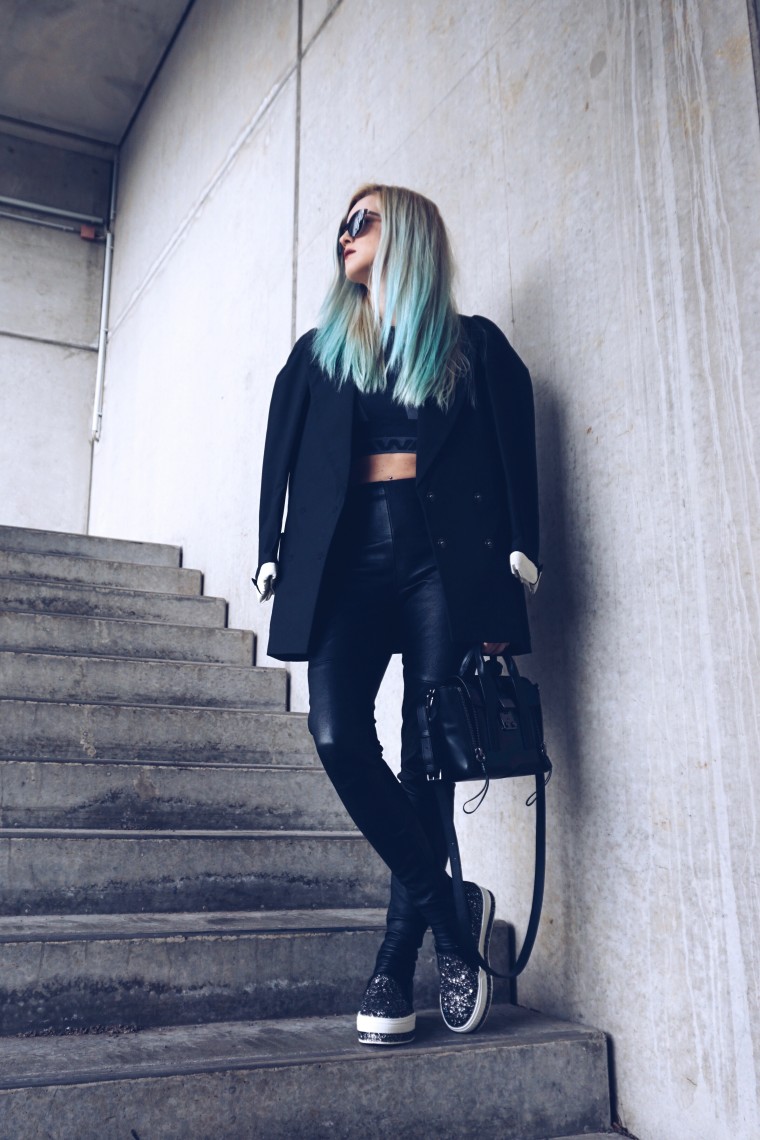 dip dye blau blue haare hair directions tönung blue lagoon blogwalk palina pralina buffalo blogger köln shooting blogger fashion street style köln Oversized Blazer Lederhose Maison Martin Margiela schwarz H&M Crop Top Alexander Wang H&M grau Glitzer Slip Ons Buffalo grau Tasche 3.1 Phillip Lim schwarz Sonnenbrille Wolfgang Proksch black