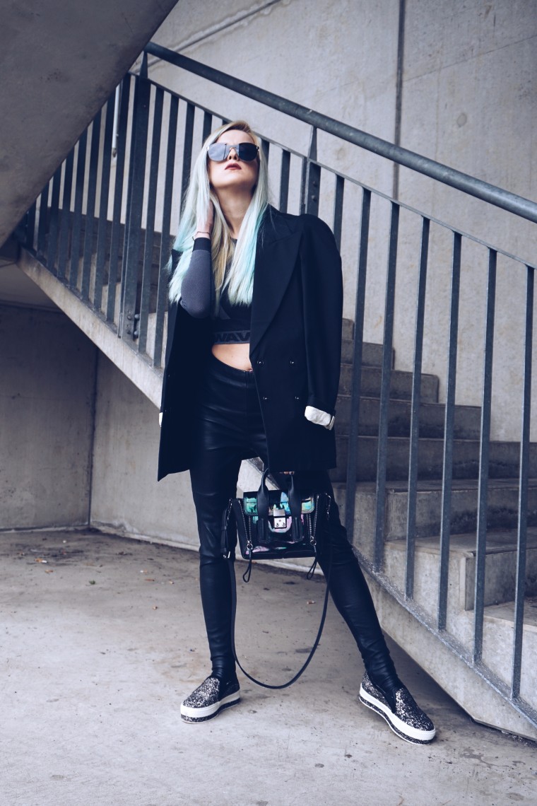 dip dye blau blue haare hair directions tönung blue lagoon blogwalk palina pralina buffalo blogger köln shooting blogger fashion street style köln Oversized Blazer Lederhose Maison Martin Margiela schwarz H&M Crop Top Alexander Wang H&M grau Glitzer Slip Ons Buffalo grau Tasche 3.1 Phillip Lim schwarz Sonnenbrille Wolfgang Proksch black