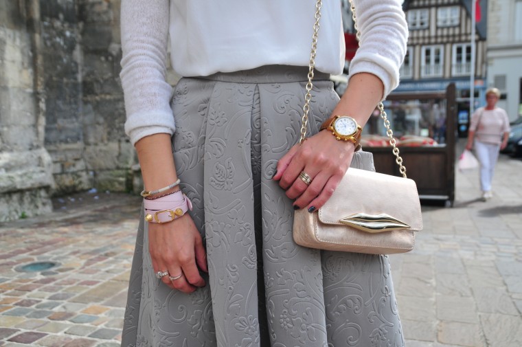 Tasche / Bag: Diane von Furstenberg, 2. Strumpfhose / Tights: Wolford, 3. Bracelets: Balanciaga, Louis Vuitton, 4. Uhr / Watch: Montblanc Blogwalk TV Spot grauer rock mit muster weißer sweater
