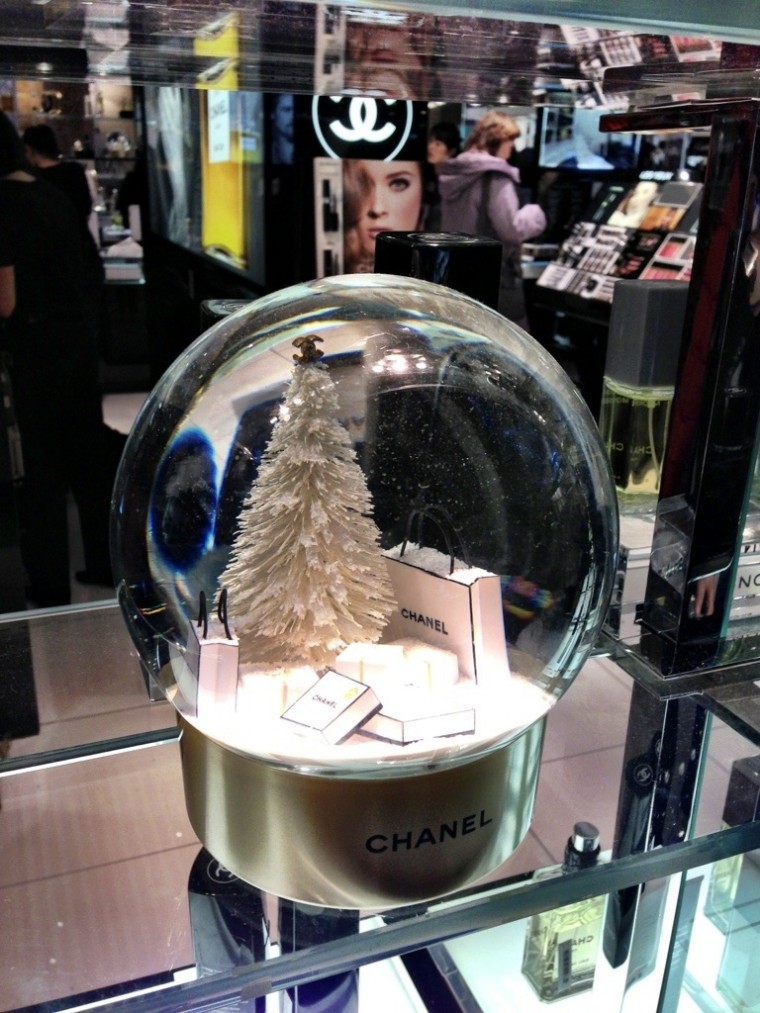 Christmas fairy tail in the Parisian shopping centers