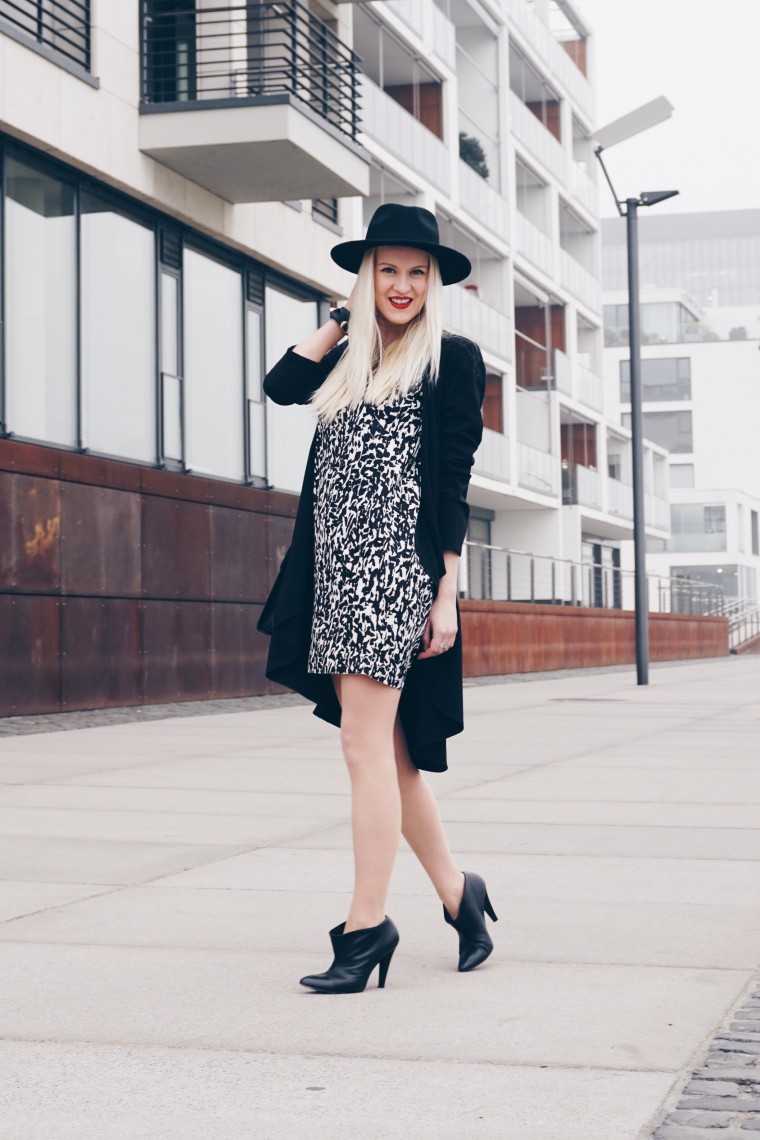 köln streetstyle fashion blogger palina pralina benetton schwarz weiß kleid muster mix palina pralina blogwalk köln