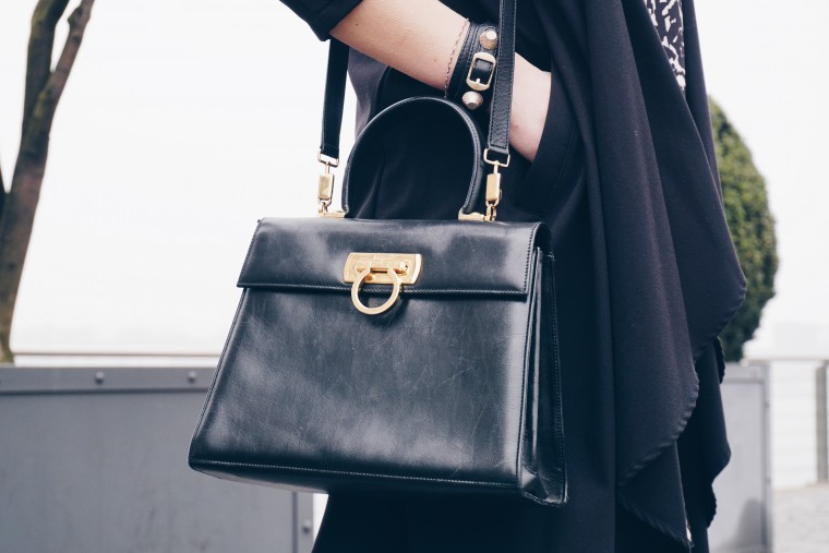 salvatore ferragamo vintage bag tasche schwarz black balenciaga leather bracelet lederarmband palina pralina blogwalk