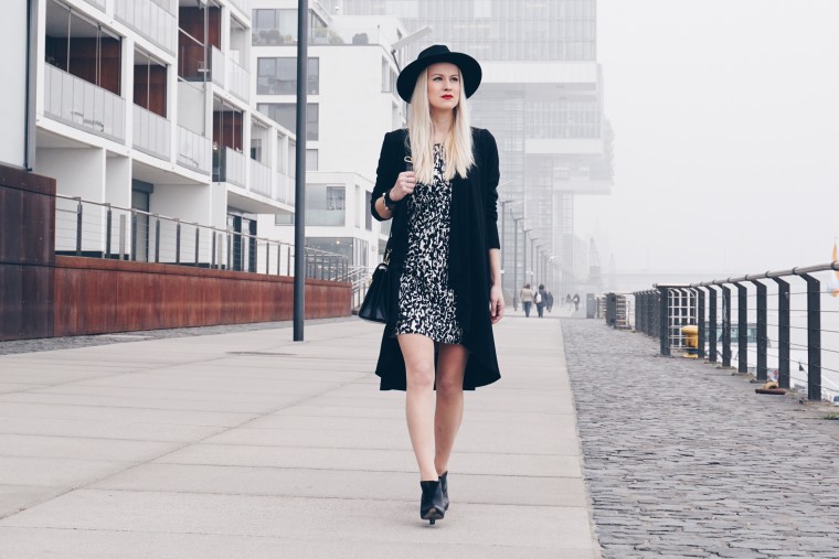 muster mix köln blogger palina pralina blogwalk schwarz weiß benetton kleid balenciaga booties hut