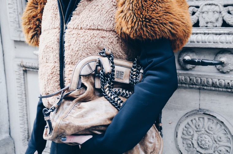 miu miu teddy vest weste braun beige givenchy tasche