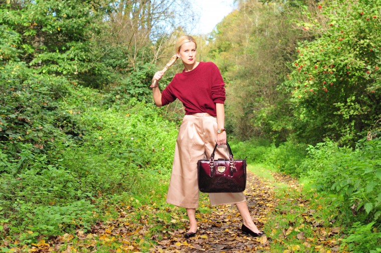 1. Pullover: H&M, 2. Hose/Pants: ASOS, 3. Schuhe/Shoes: Clarks, 4. Tasche/Bag: Clarks, 5. Uhr/Watch: Moantblanc, 6. Bracelet: Bottega Veneta, 7. Haare/Hair: Invisibobble Indian Summer x Clarks