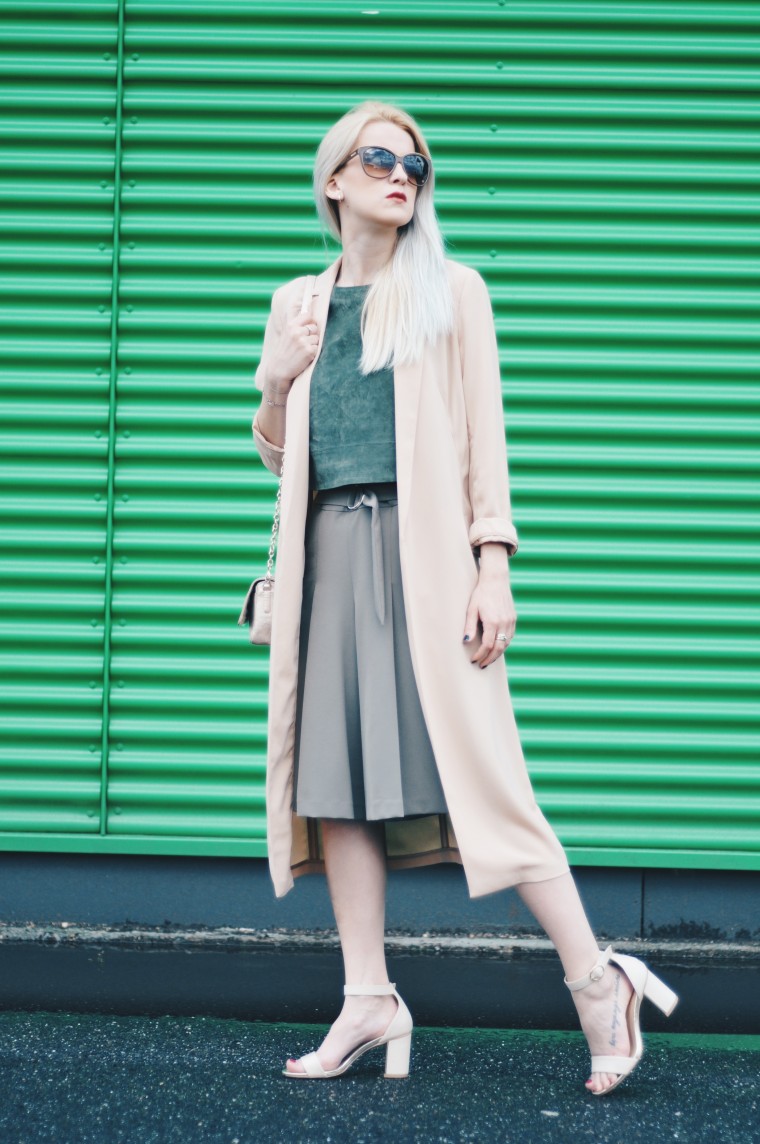 beige khaki pants outfit blogger hosenrock crop top wild leder