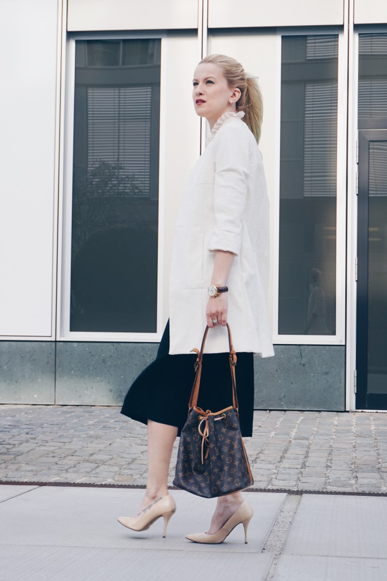 blonde selbstbewusste frau in business outfit aus köln