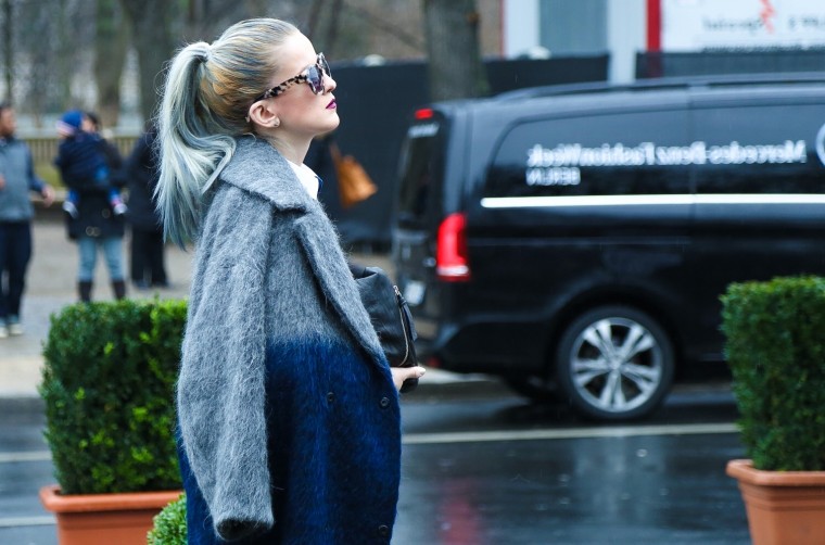 asos outfit streetstyle berlin fashion week 2015 blogwalk palina pralina most successful german fashion blog blogger mode bloggerin köln graue haare grey hair trench mbfw mbfwb