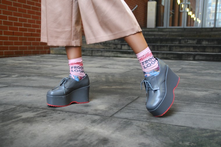 asos look mercedes benz fashion week berlin streetyle fashion blogger most successful german blogwalk palina pralina mode bloggerin köln plateau schuhe grau asos ausgefallen froot loops socken shoes socks