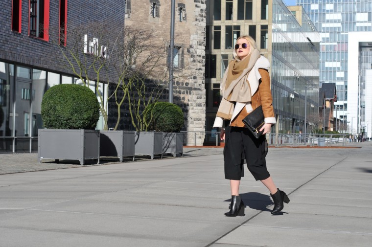 style new look rtl vox palina pralina blogwalk camel schwarz outfit xxl schaal lammfell jacke boots köln paris palina pralina blogwalk mode outfit