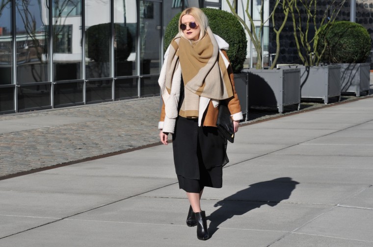blogwalk palina pralina new look style street paris köln mode blogger camel lammfell jacke xxl schal beige schwarz new look