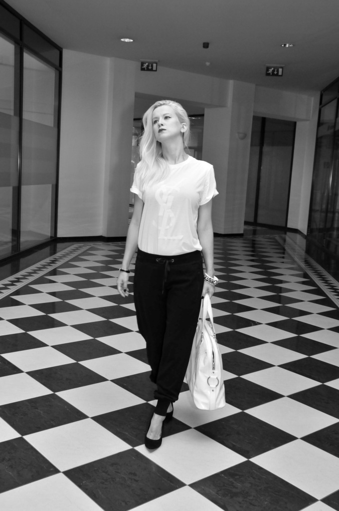 MONOCHROME