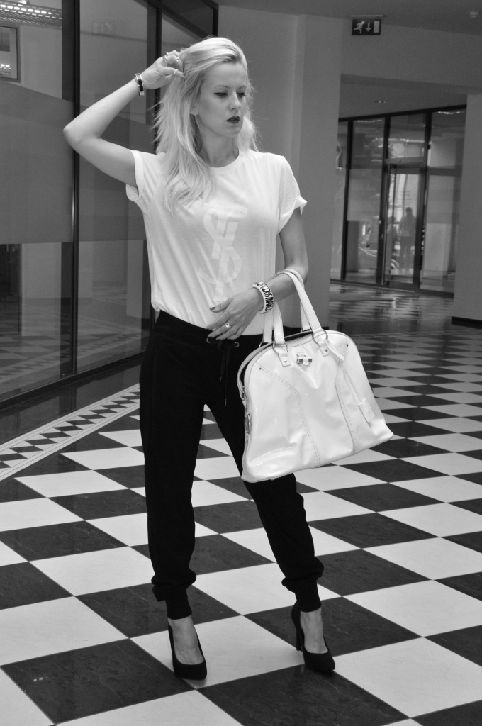 MONOCHROME