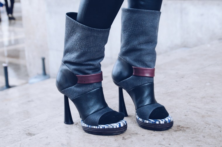 crazy balenciaga high heels schuhe grau grey peep toe paris fashion week blogger 2015 style street details