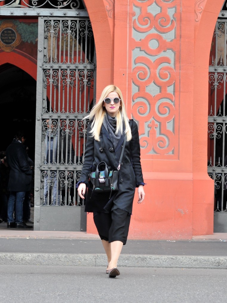 palina pralina blogwalk ByWP WOLFGANG PROKSCH sonnenbrille streetstyle basel fashion blogger palina pralina blogwalk clarks silber metallic silver ballerinas mini pashli phillip lim blau grau schwarz culotte