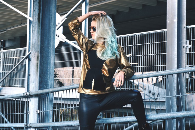 Puma Vashtie palina pralina blogwalk fashion blogger köln deutschland mode dip dye haare blaue solid gold sweatshirt x streetstyle metallic bester deutscher blogger german blogger streetstyle