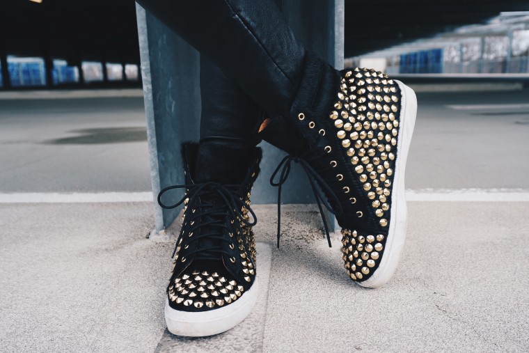jeffrey campbell sneakers shoes schuhe gold nieten streetstyle Puma Vashtie palina pralina blogwalk fashion blogger köln deutschland mode dip dye haare blaue haare