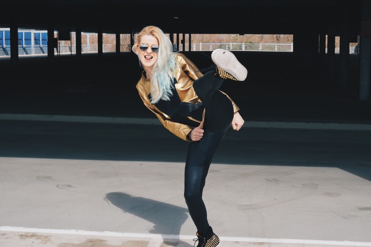 Puma Vashtie palina pralina blogwalk fashion blogger köln deutschland mode dip dye haare blaue haare jeffrey campbell shoes schuhe gold sweatshirt solid metallic