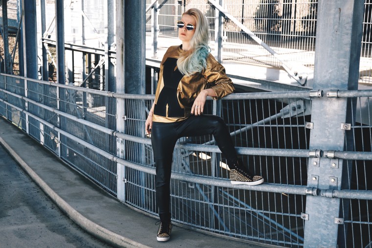 streetstyle köln Puma Vashtie palina pralina blogwalk fashion blogger köln deutschland mode dip dye haare blaue haare solid metallic gold sweatshirt bester fashion blogger deutschlands german fashion blogger best