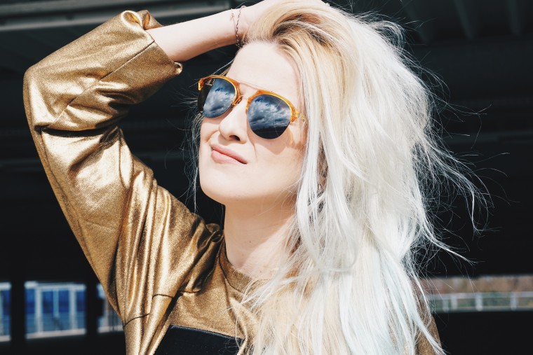 by wp sonnenbrille sunglasses shades solid gold metallic Puma sweatshirt Vashtie palina pralina blogwalk fashion blogger köln deutschland mode dip dye haare blaue haare
