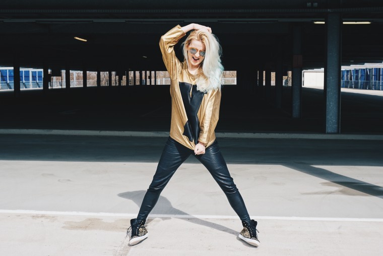 solid gold metallic sweatshirt Puma Vashtie palina pralina blogwalk fashion blogger köln deutschland mode dip dye haare blaue haare streetstyle bester fashion blogger deutschlands best german fashion blogger