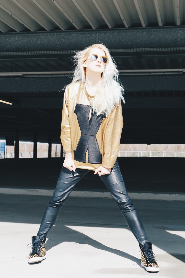 Puma Vashtie palina pralina blogwalk fashion blogger köln deutschland mode dip dye haare blaue gold metallic sweatshirt solid