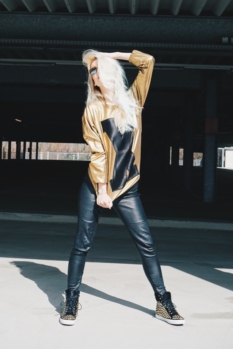 Puma Vashtie palina pralina blogwalk streetstyle metallic gold sweatshirt solid fashion blogger köln deutschland mode dip dye haare blaue haare streetstyle